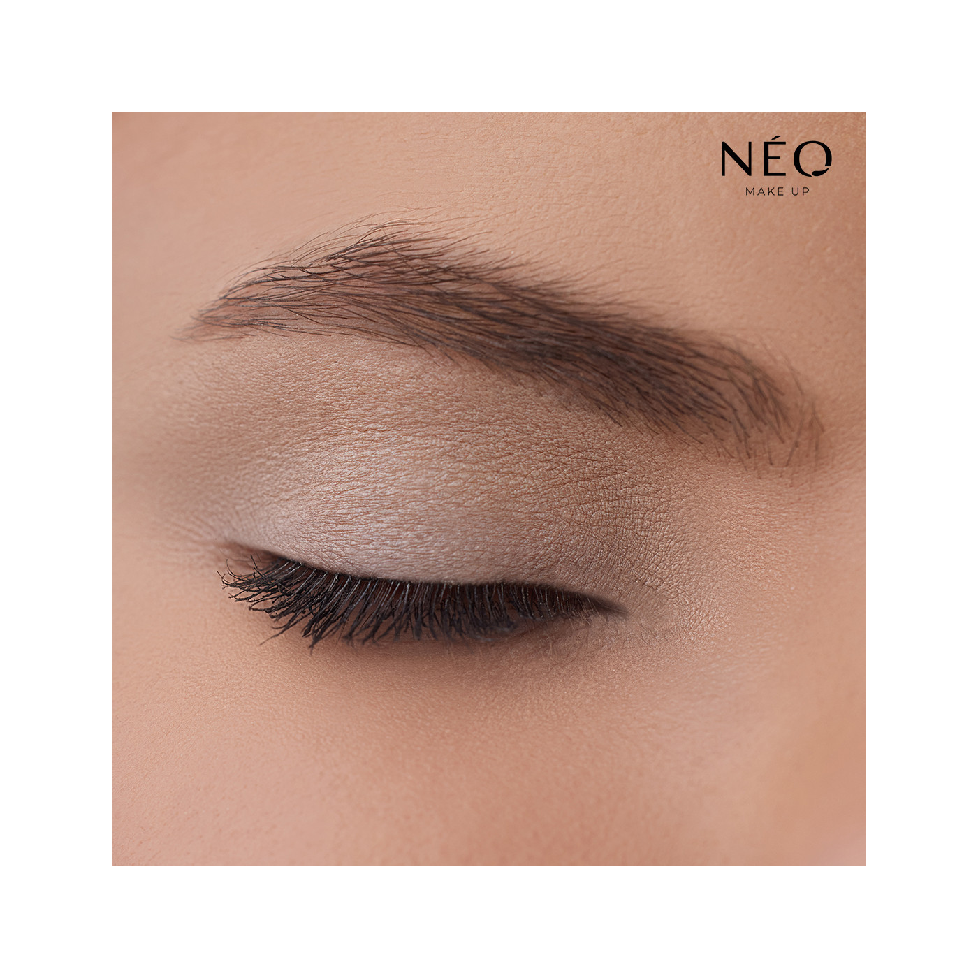 Oční stíny Intense Serum Comfort Loose 01 - dlouhotrvající make-up očí se saténovým akcentem Oční stíny Intense Serum Comfort Loose 01 - dlouhotrvající make-up očí se saténovým akcentem