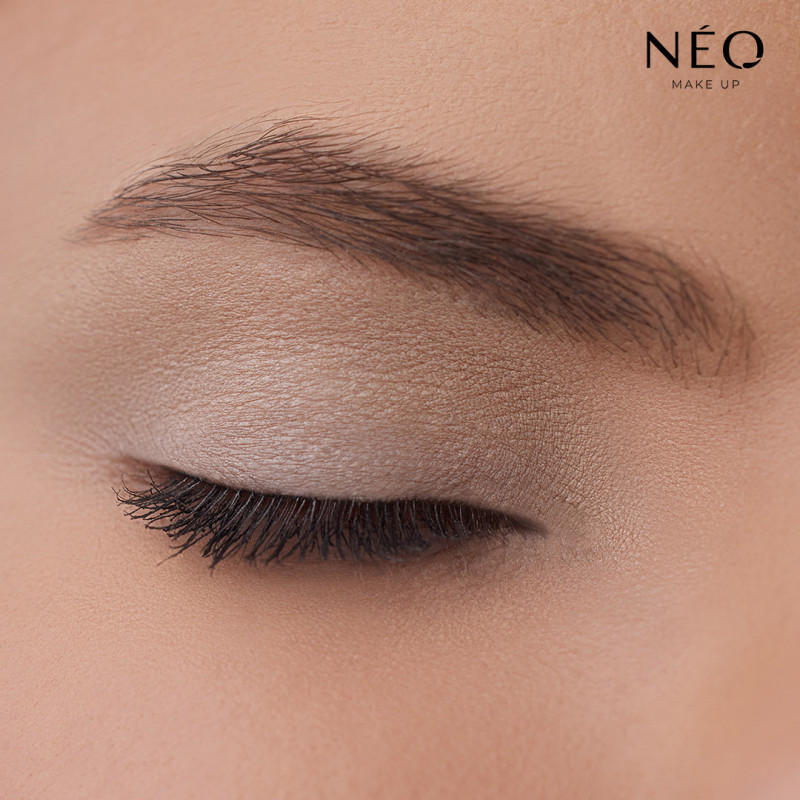 Oční stíny Intense Serum Comfort Loose 01 - dlouhotrvající make-up očí se saténovým akcentem Oční stíny Intense Serum Comfort Loose 01 - dlouhotrvající make-up očí se saténovým akcentem