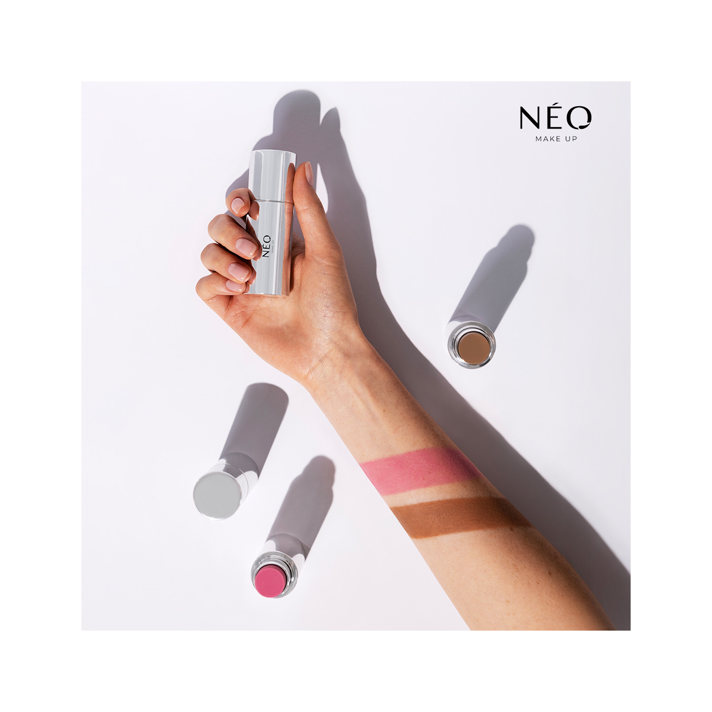 Růžová tvářenka v tyčince Intense Serum Blush Stick - efekt mokré pleti Růžová tvářenka v tyčince Intense Serum Blush Stick - efekt mokré pleti