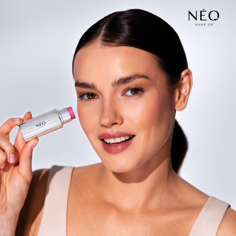 Růžová tvářenka v tyčince Intense Serum Blush Stick - efekt mokré pleti Růžová tvářenka v tyčince Intense Serum Blush Stick - efekt mokré pleti