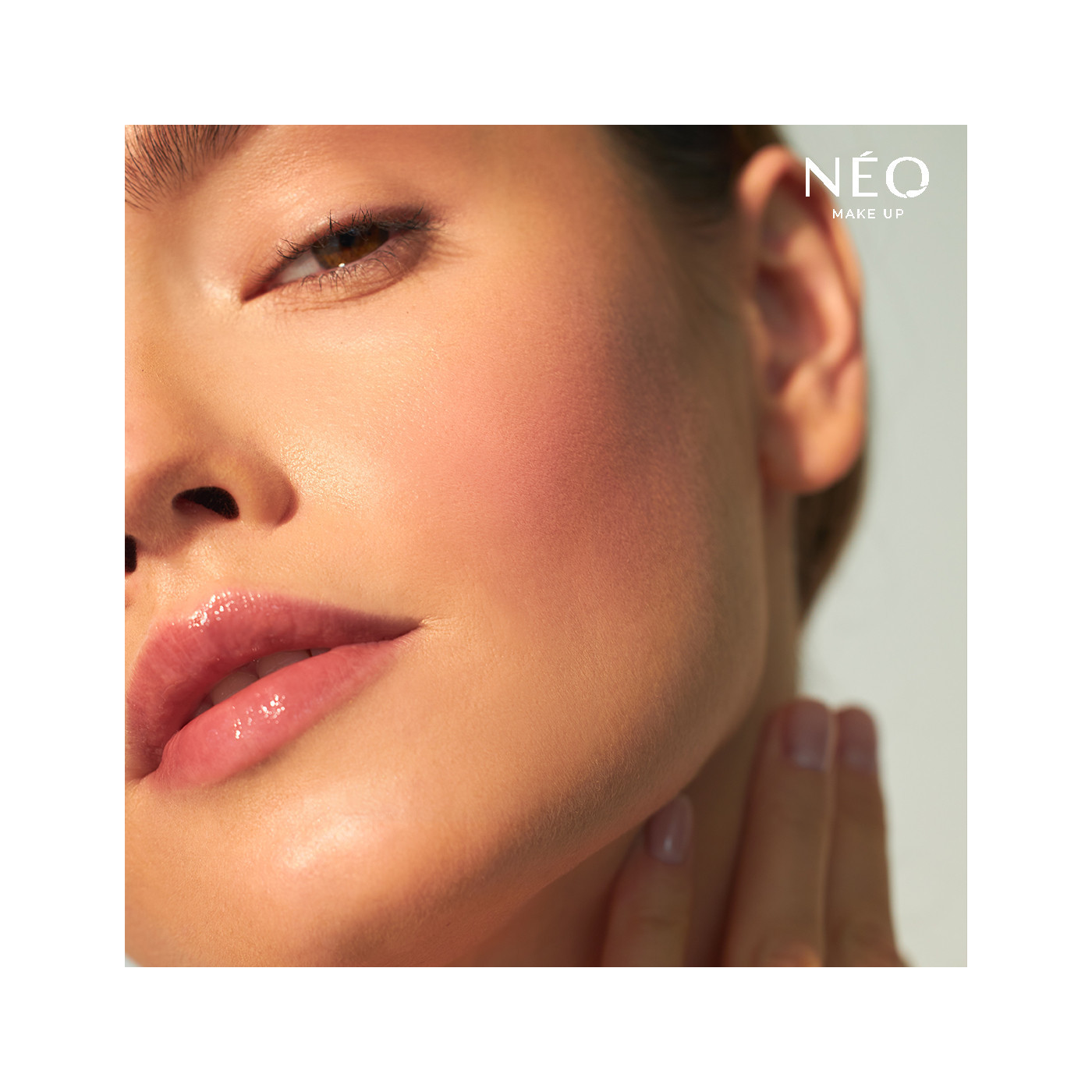 Růžová tvářenka v tyčince Intense Serum Blush Stick - efekt mokré pleti Růžová tvářenka v tyčince Intense Serum Blush Stick - efekt mokré pleti