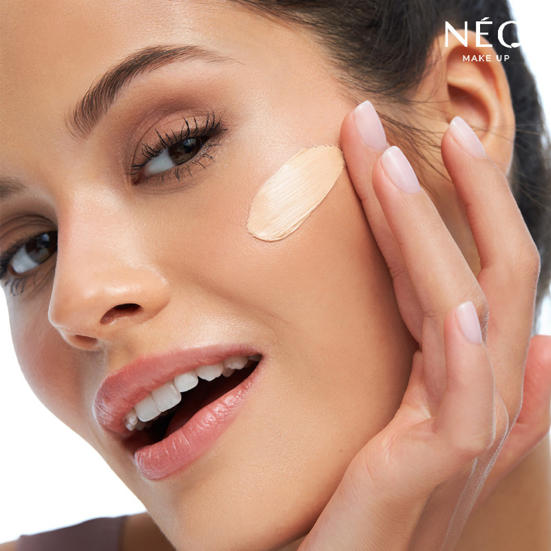 Intenzivní hydratační podkladové sérum: 04 Sand – pískový odstín s efektem Glass Skin Intenzivní hydratační podkladové sérum: 04 Sand – pískový odstín s efektem Glass Skin