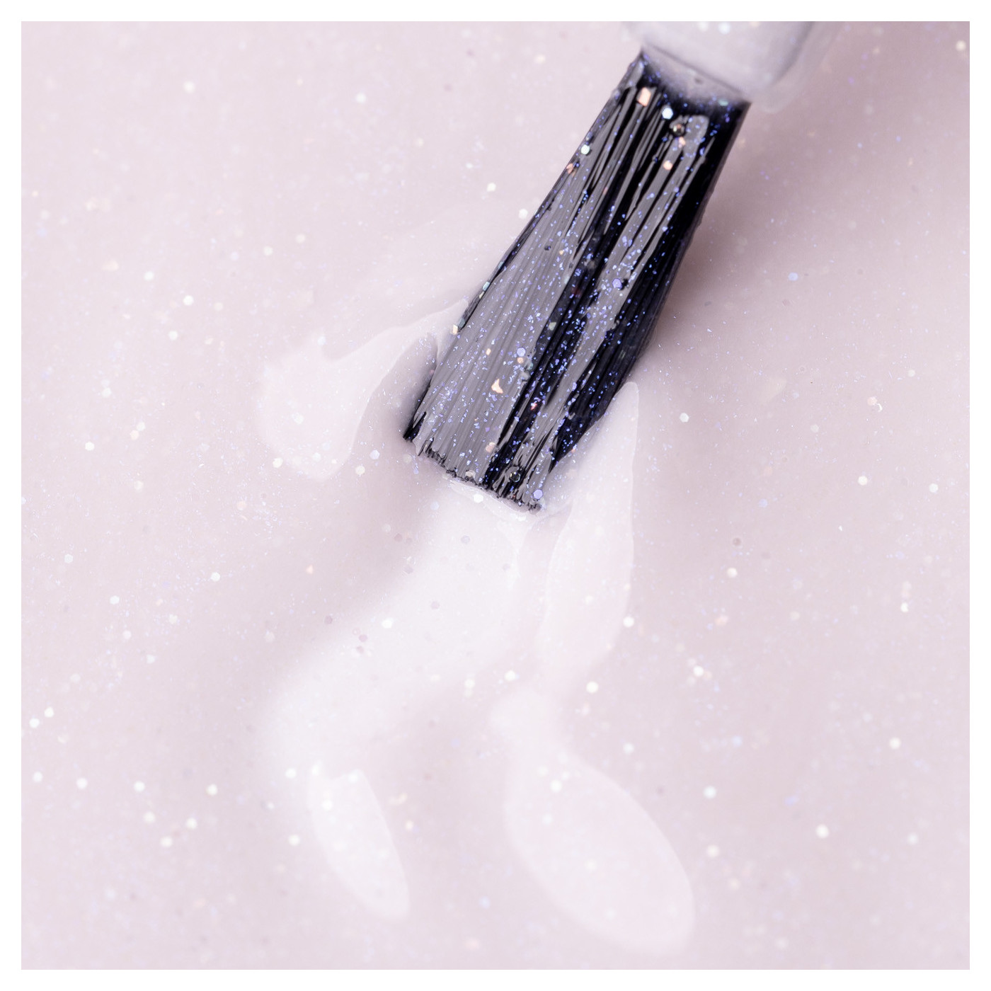 Gelový lak Glimmering Mist. Gelový lak Glimmering Mist.