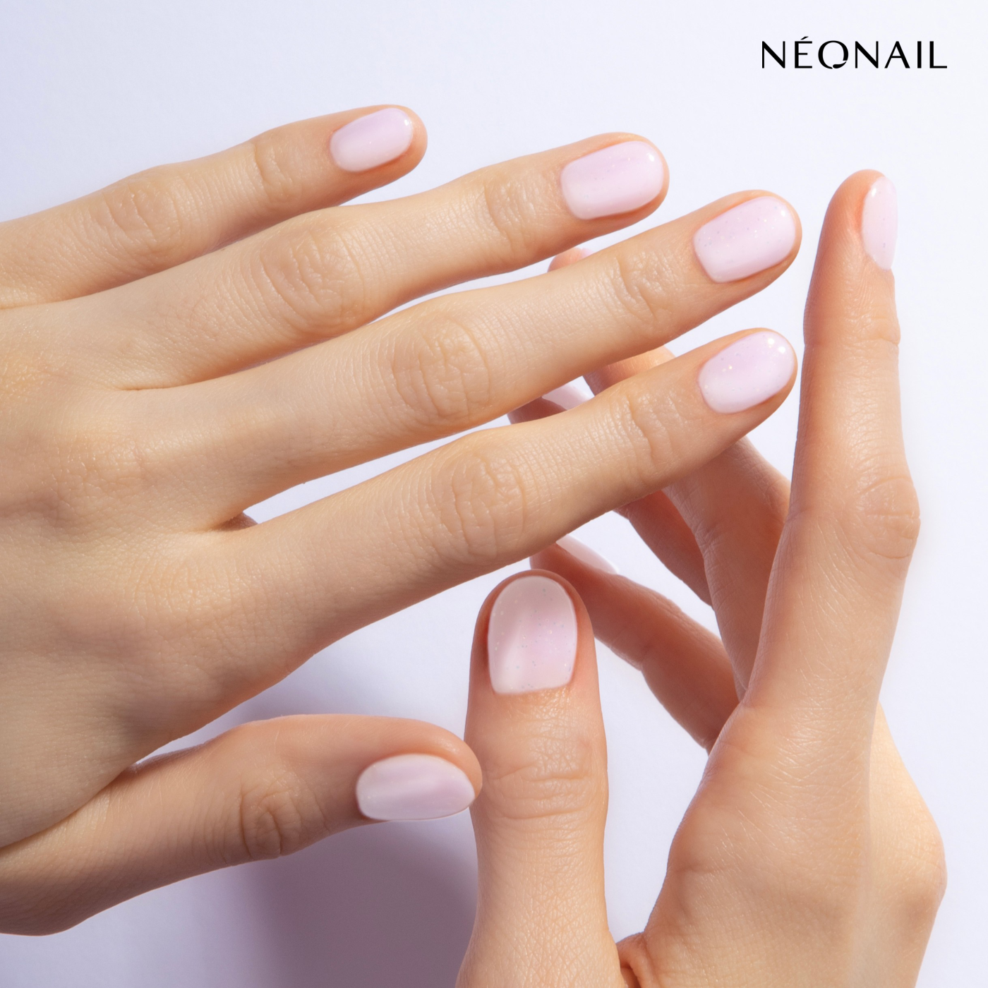 Gelový lak Glimmering Mist. Gelový lak Glimmering Mist.