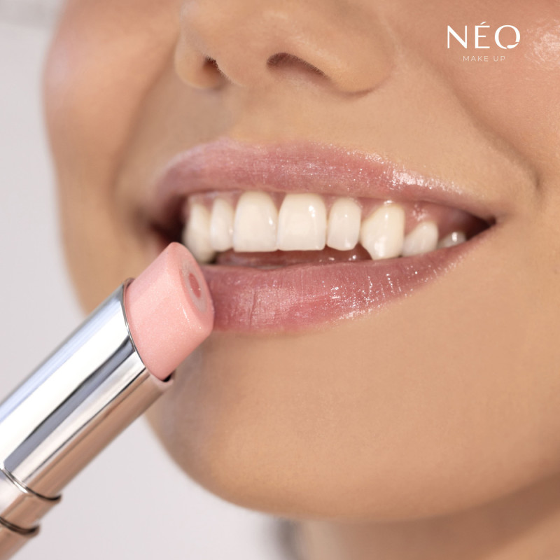 Balzám na rty Intense Serum 3 v 1 Stick 02: Good Blush Nude - barva, hydratace a lesk v jednom