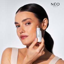 Bronzer v tyčince Intense Serum Bronze Stick - tvář pohlazená slunečními paprsky