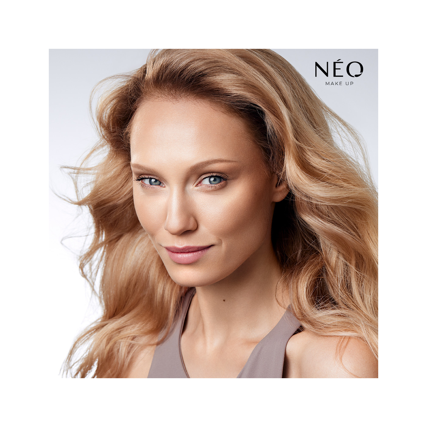 Bronzující a rozjasňující pudr: 01 Hot Chocolate Bronzující a rozjasňující pudr: 01 Hot Chocolate