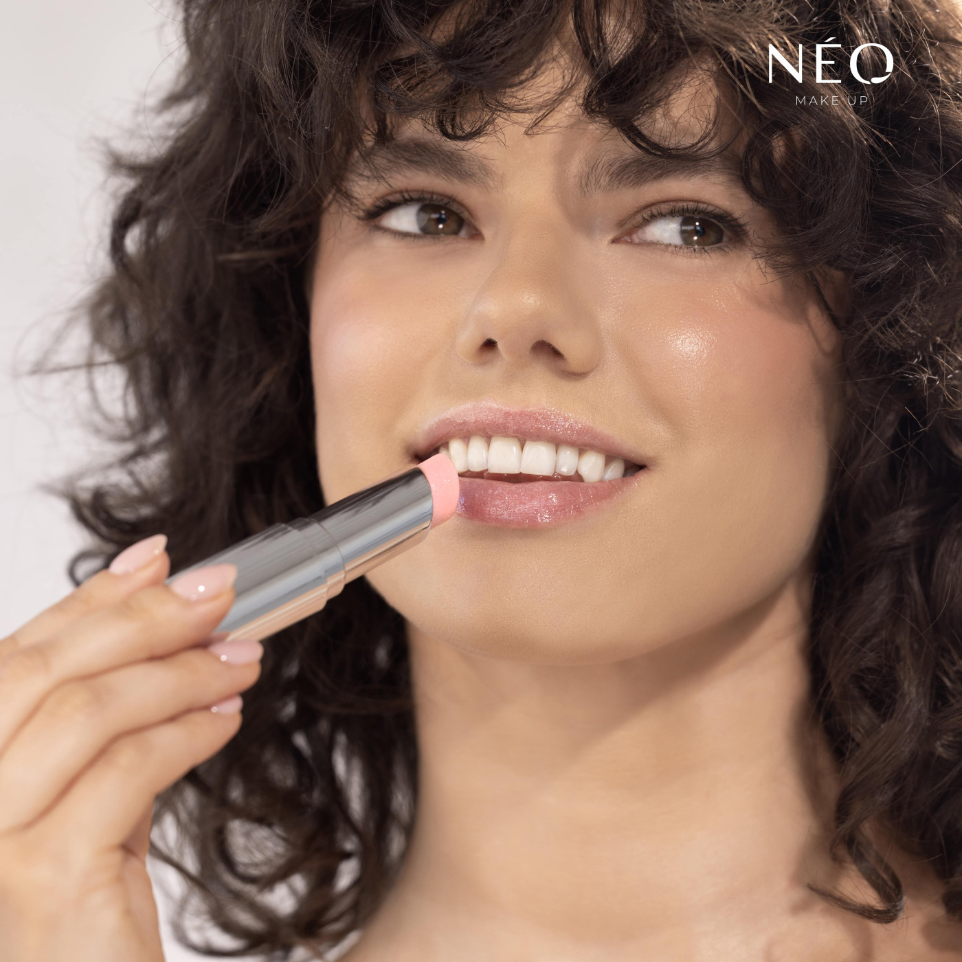 Balzám na rty Intense Serum 3 v 1 Stick 02: Good Blush Nude - barva, hydratace a lesk v jednom Balzám na rty Intense Serum 3 v 1 Stick 02: Good Blush Nude - barva, hydratace a lesk v jednom