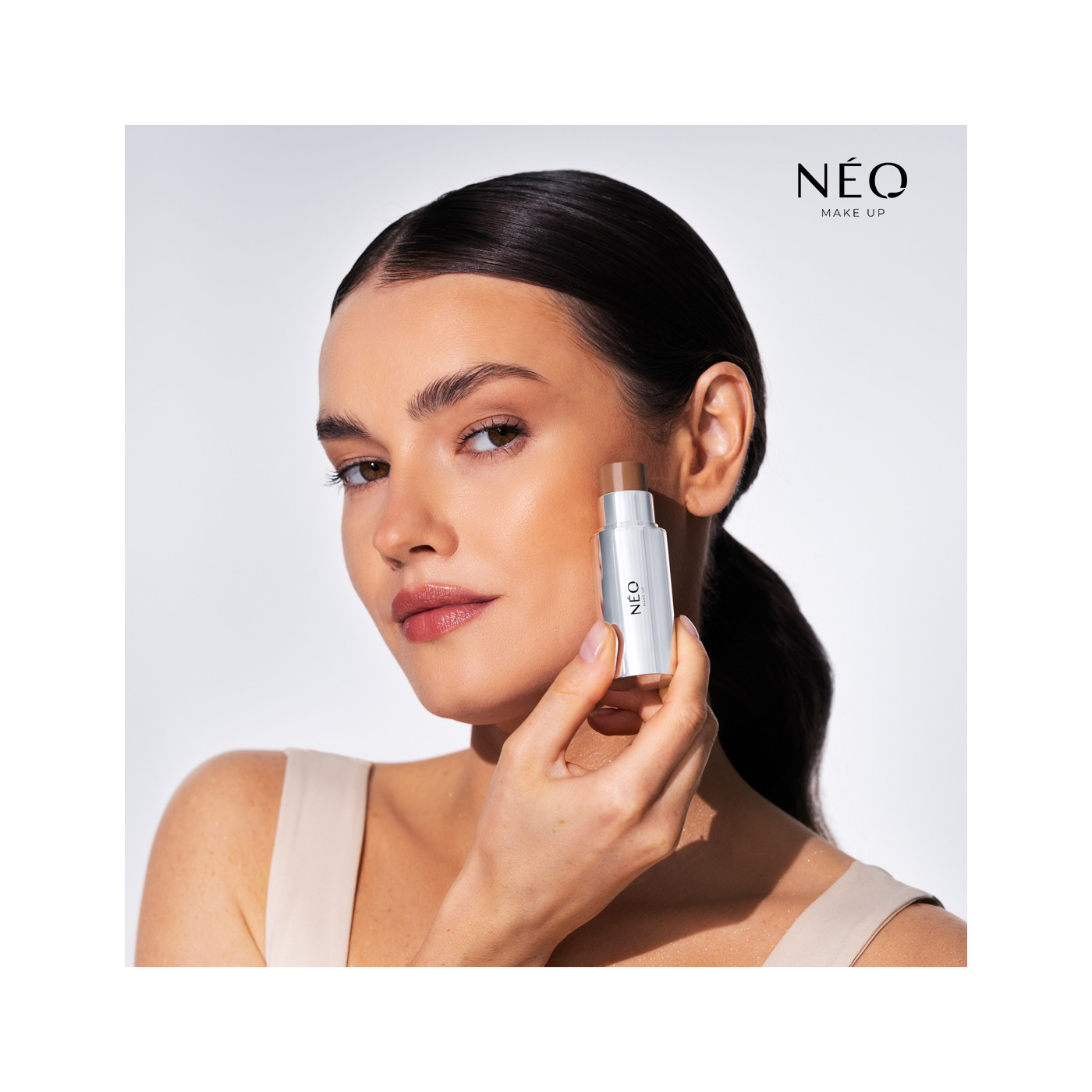 Bronzer v tyčince Intense Serum Bronze Stick - tvář pohlazená slunečními paprsky