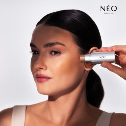 Bronzer v tyčince Intense Serum Bronze Stick - tvář pohlazená slunečními paprsky