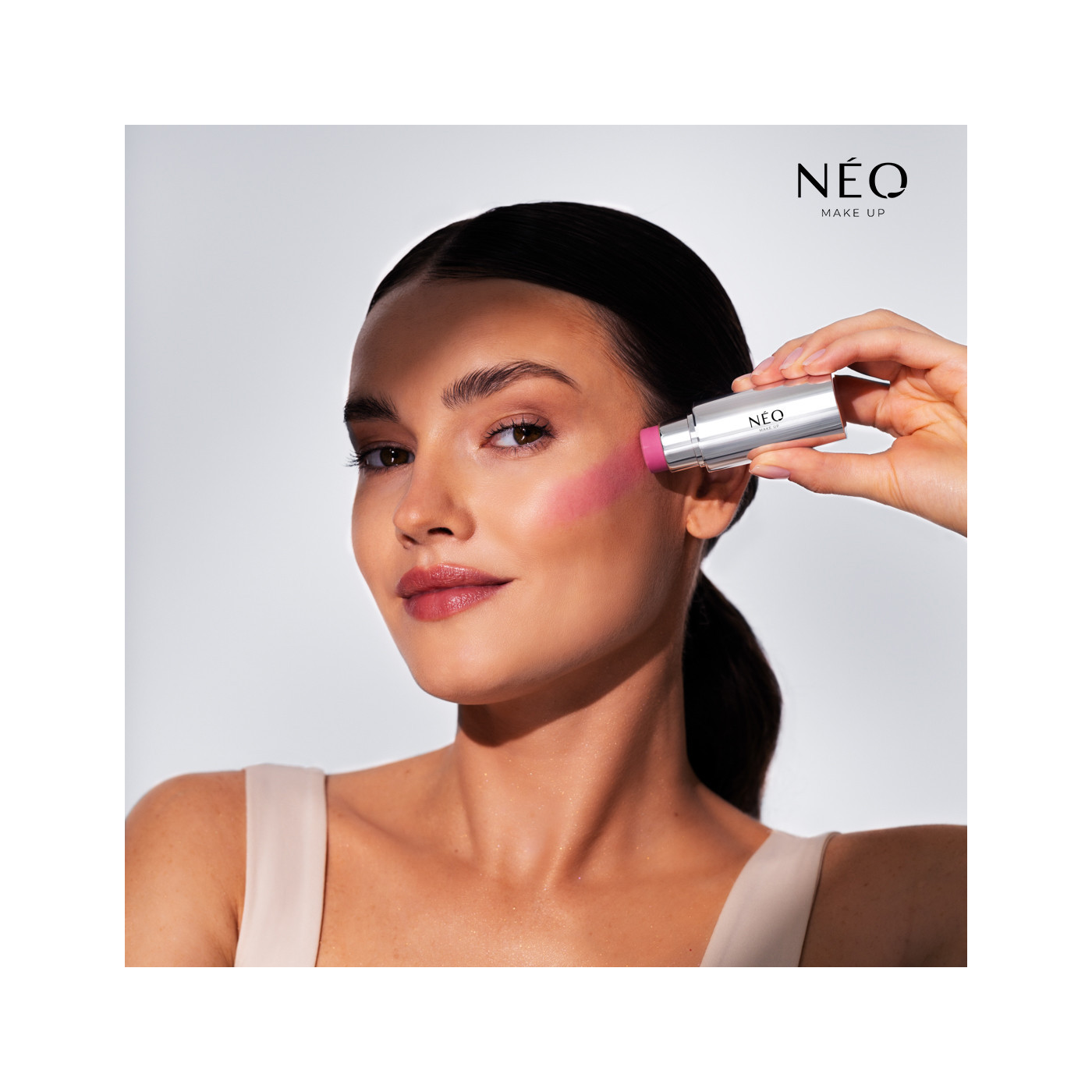 Růžová tvářenka v tyčince Intense Serum Blush Stick - efekt mokré pleti