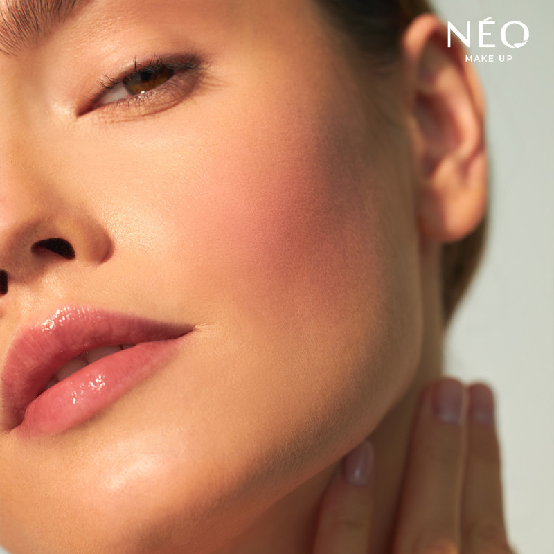 Růžová tvářenka v tyčince Intense Serum Blush Stick - efekt mokré pleti