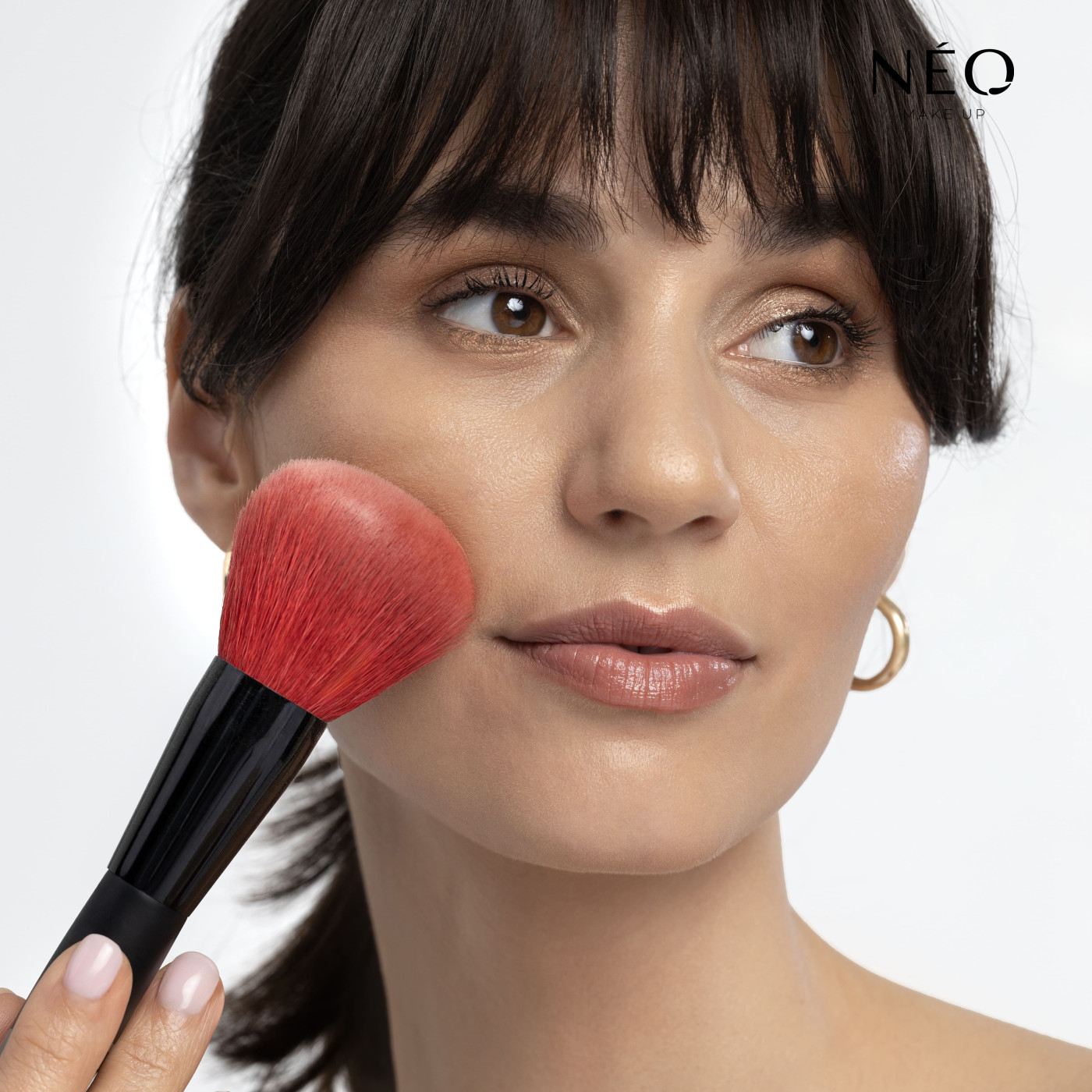 Rozjasňuje sypk&yacute; pudr Intense Serum Illuminate Loose Powder|NM0568