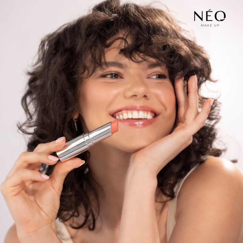 Balz&aacute;m na rty Intense Serum 3 v 1 Stick 04: Got Sweet Apricot - vyživuj&iacute;c&iacute; trio v t&oacute;nech meruňky