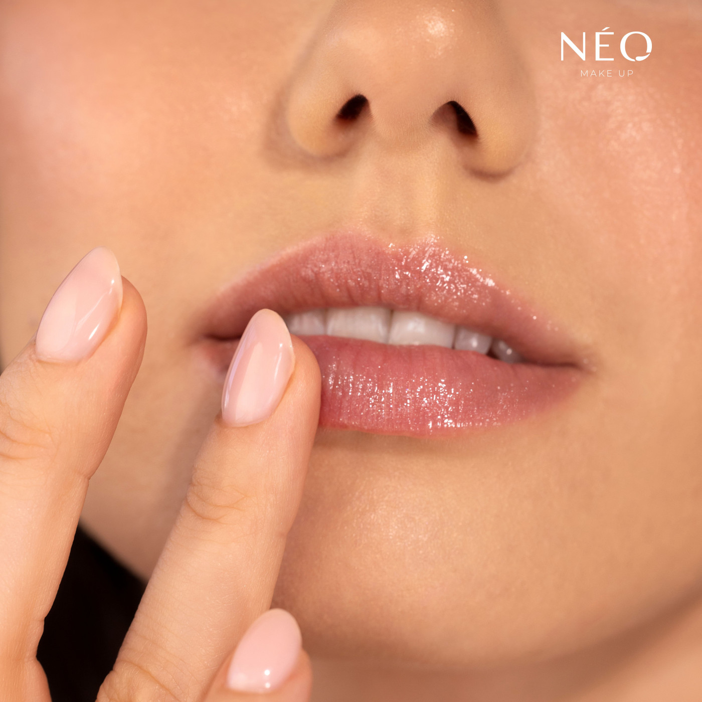 Balz&aacute;m na rty Intense Serum 3 v 1 Stick 04: Got Sweet Apricot - vyživuj&iacute;c&iacute; trio v t&oacute;nech meruňky