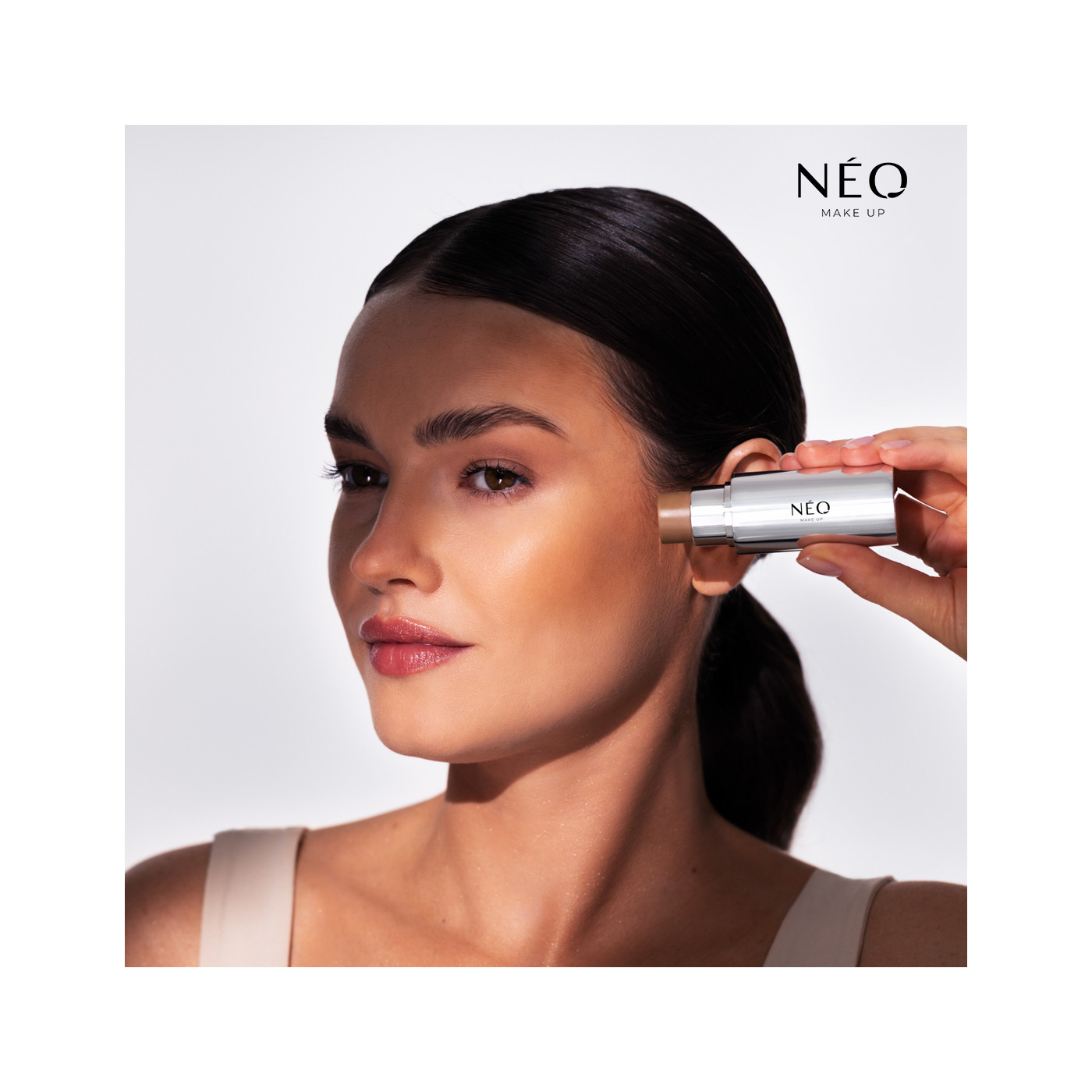 Bronzer v tyčince Intense Serum Bronze Stick - tv&aacute;ř pohlazen&aacute; slunečn&iacute;mi paprsky