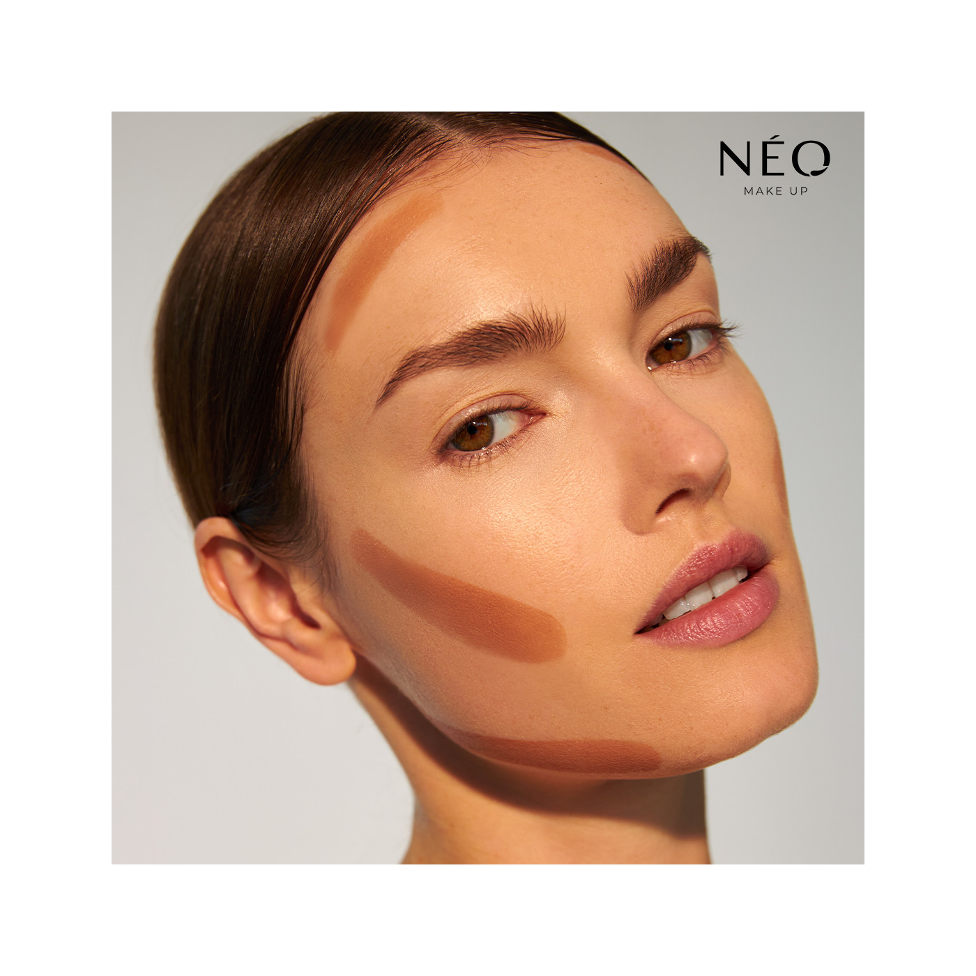 Bronzer v tyčince Intense Serum Bronze Stick - tv&aacute;ř pohlazen&aacute; slunečn&iacute;mi paprsky