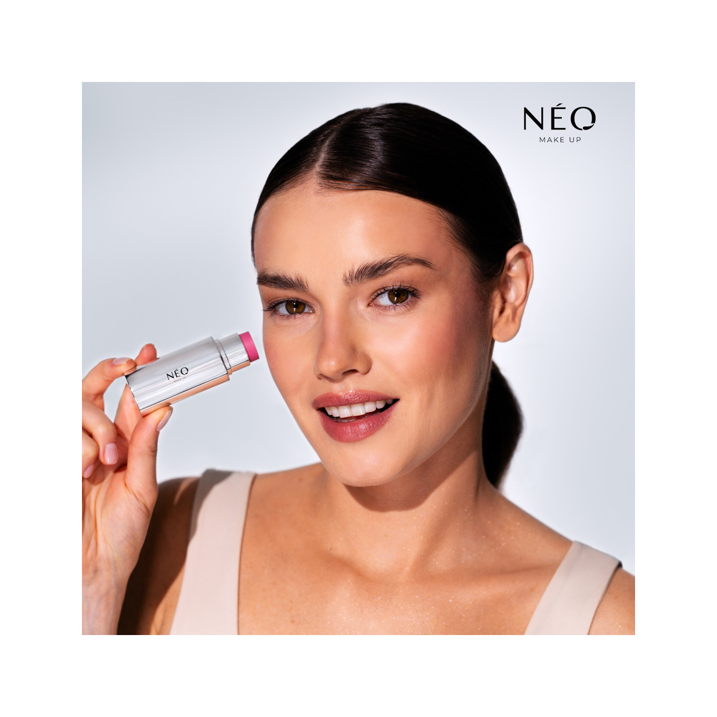 Růžov&aacute; tv&aacute;řenka v tyčince Intense Serum Blush Stick - efekt mokr&eacute; pleti