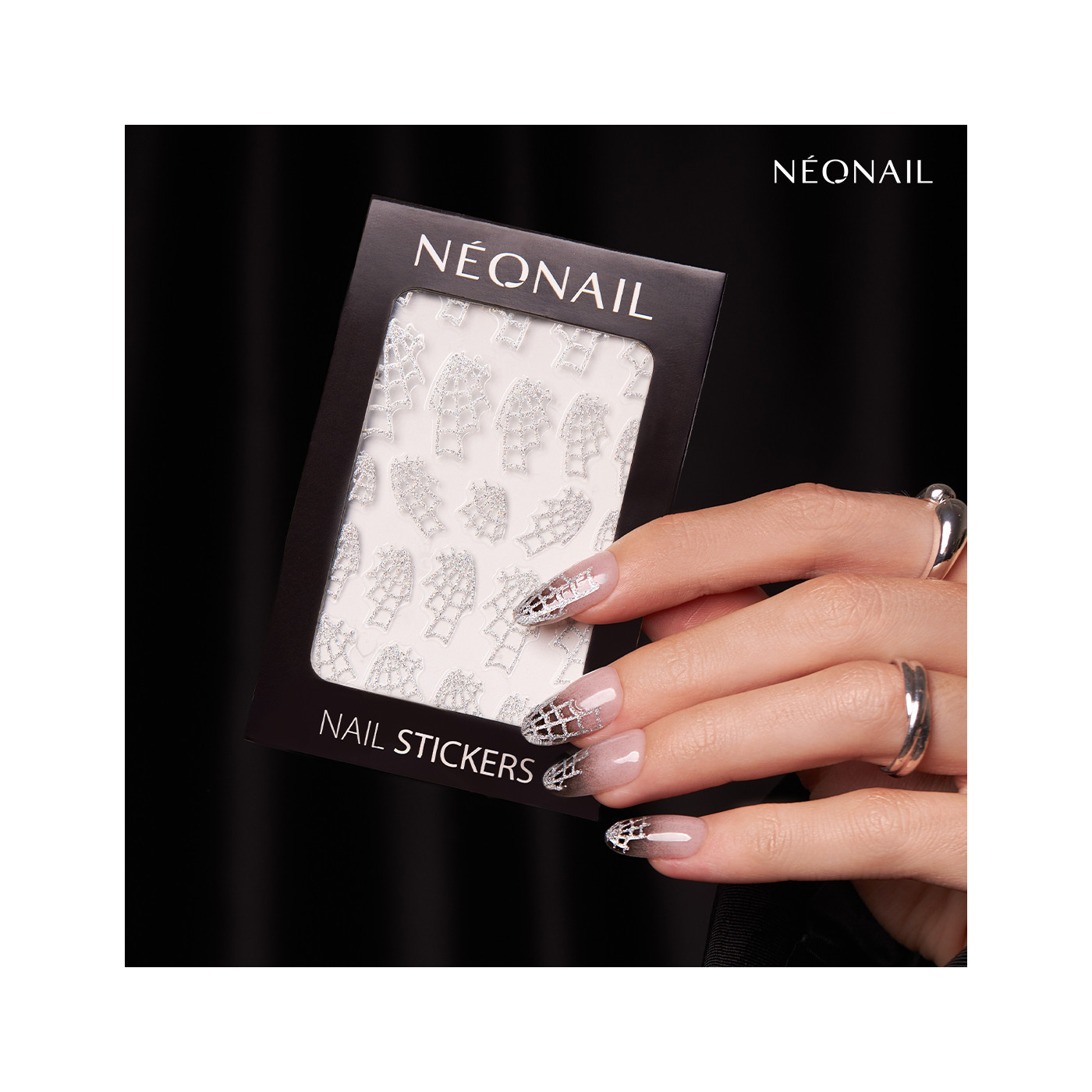 Třpytiv&eacute; stř&iacute;brn&eacute; nail art samolepky 04: Spider Webs &ndash; halloweensk&eacute; nehty se vzorem pavučiny