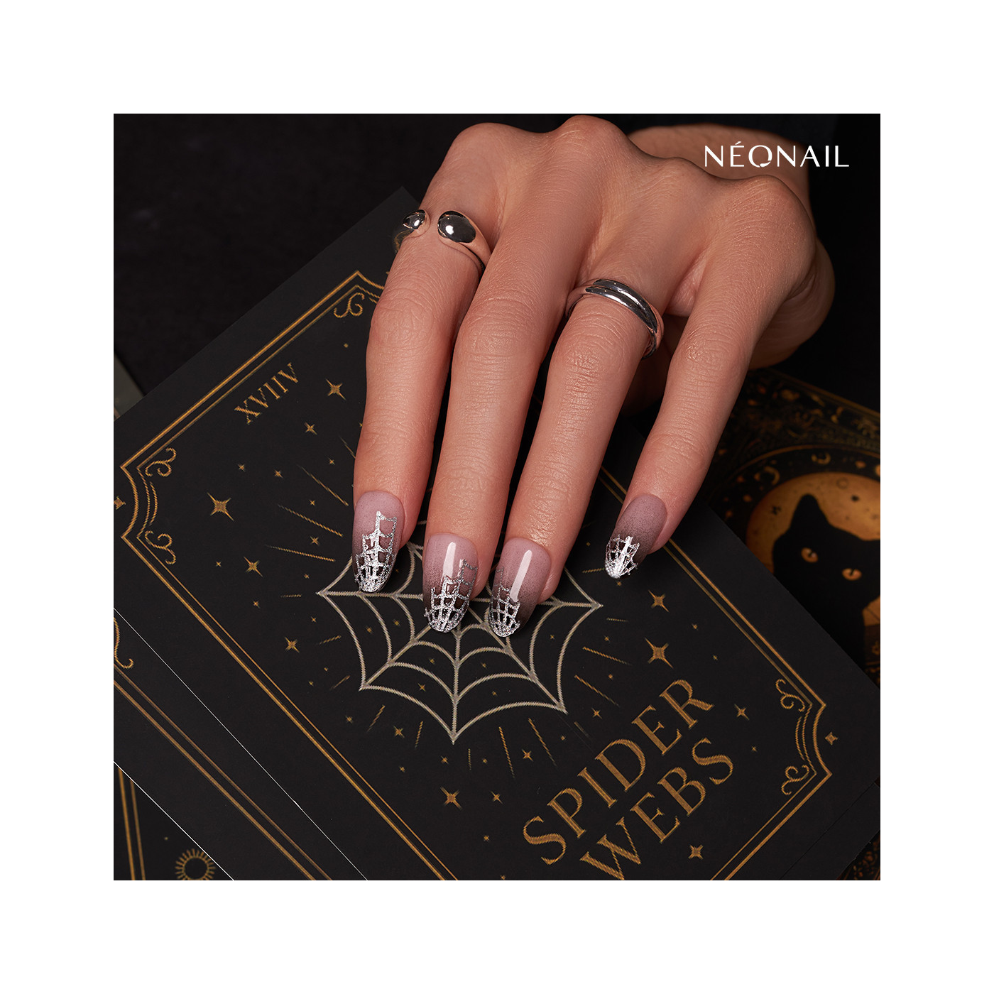 Třpytiv&eacute; stř&iacute;brn&eacute; nail art samolepky 04: Spider Webs &ndash; halloweensk&eacute; nehty se vzorem pavučiny