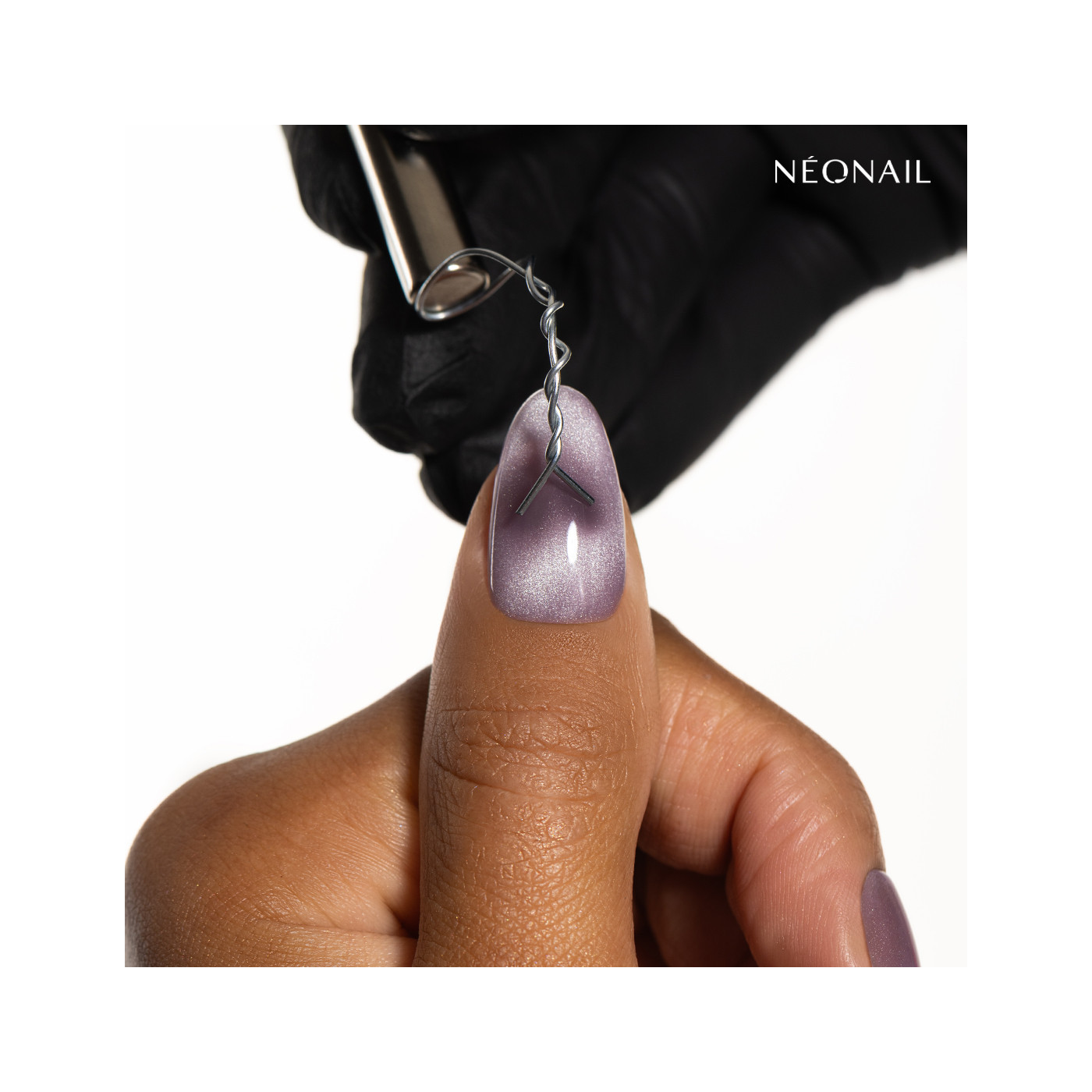 Lavender Rise &ndash; Cat Eye manik&uacute;ra v odst&iacute;nu levandule