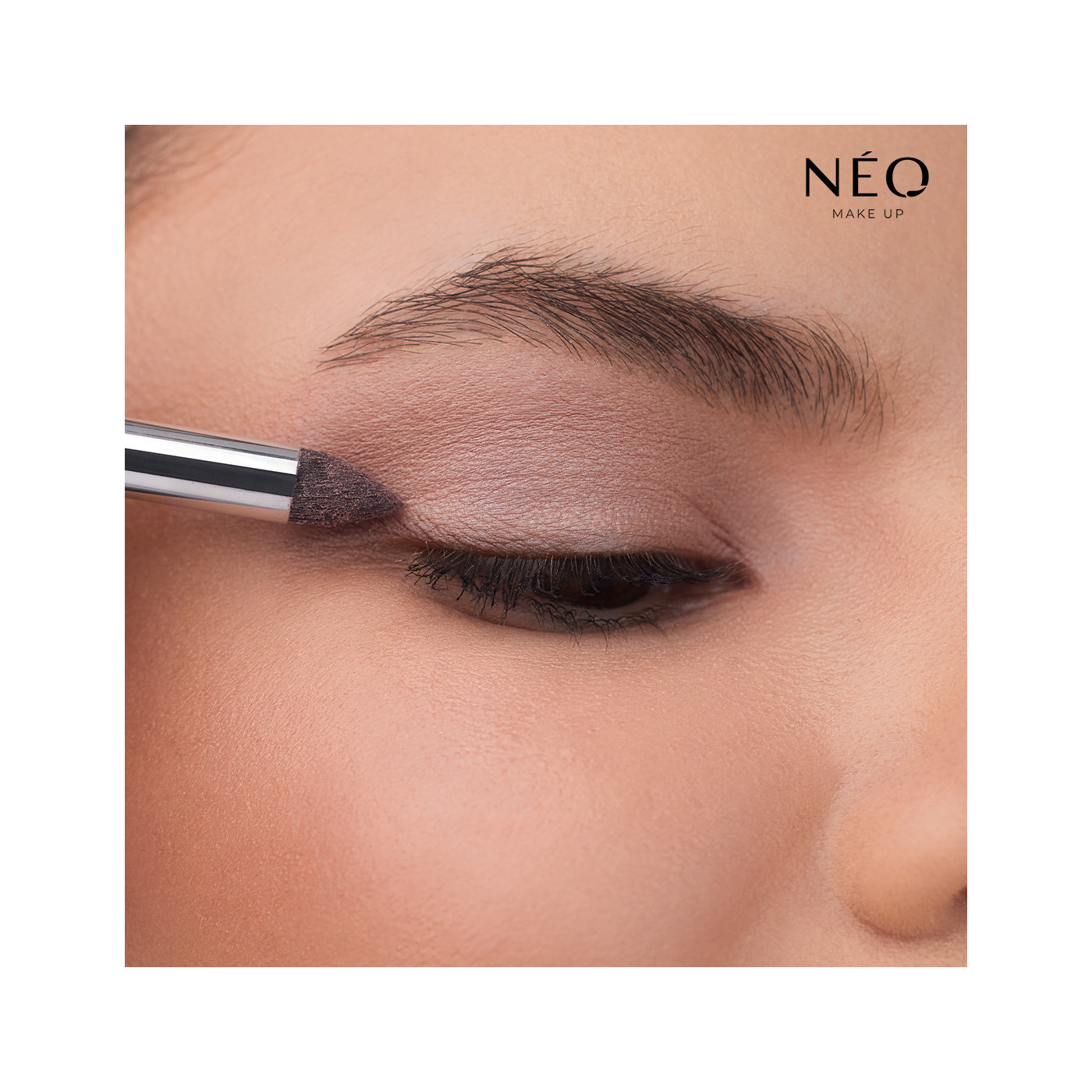 Očn&iacute; st&iacute;ny Intense Serum Comfort Loose 02 - broskvov&aacute; se sat&eacute;nov&yacute;m povrchem