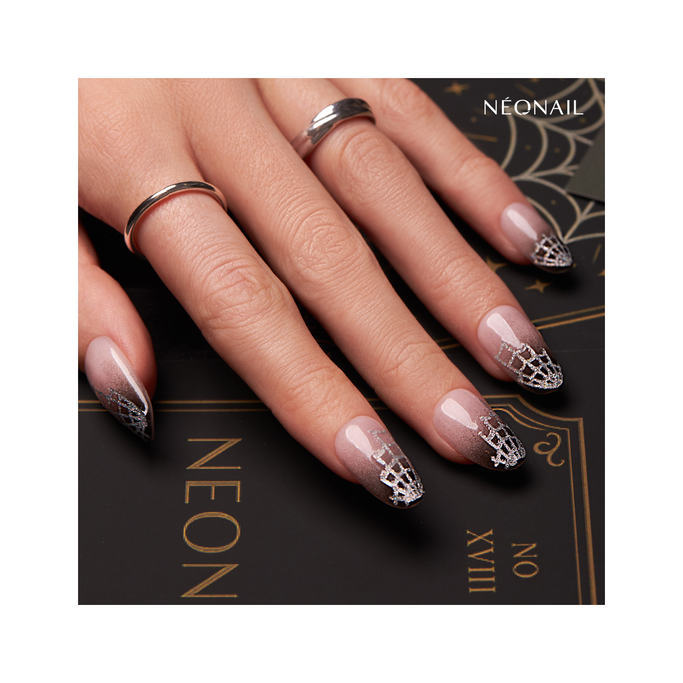 Třpytiv&eacute; stř&iacute;brn&eacute; nail art samolepky 04: Spider Webs &ndash; halloweensk&eacute; nehty se vzorem pavučiny