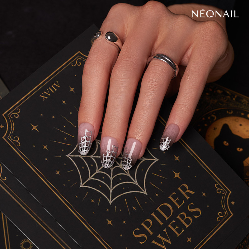 Třpytiv&eacute; stř&iacute;brn&eacute; nail art samolepky 04: Spider Webs &ndash; halloweensk&eacute; nehty se vzorem pavučiny