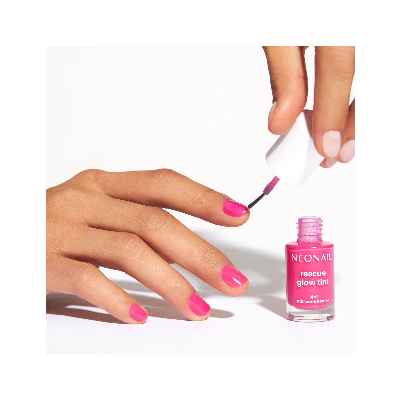 Rescue Glow Tint 3-in-1 Nail Conditioner Magenta Pink &ndash; p&eacute;če a barva