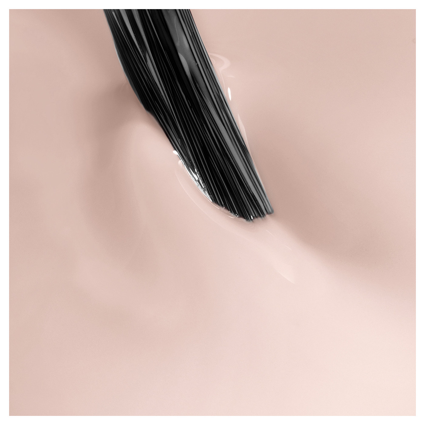 Světle b&eacute;žov&yacute; gelov&yacute; lak 3v1 One Soft Beige 04 &ndash; elegance na nehtech