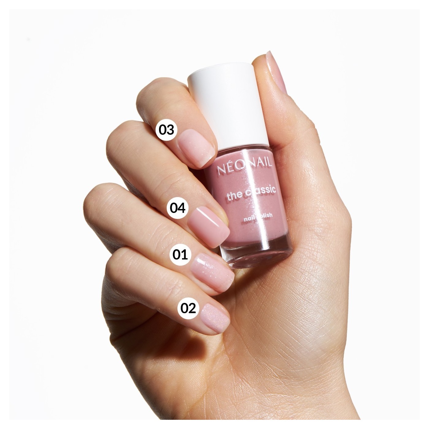 B&iacute;l&yacute; klasick&yacute; lak s třpytkami: Glittery Mist 02 &ndash; lesk a lehkost stylizace