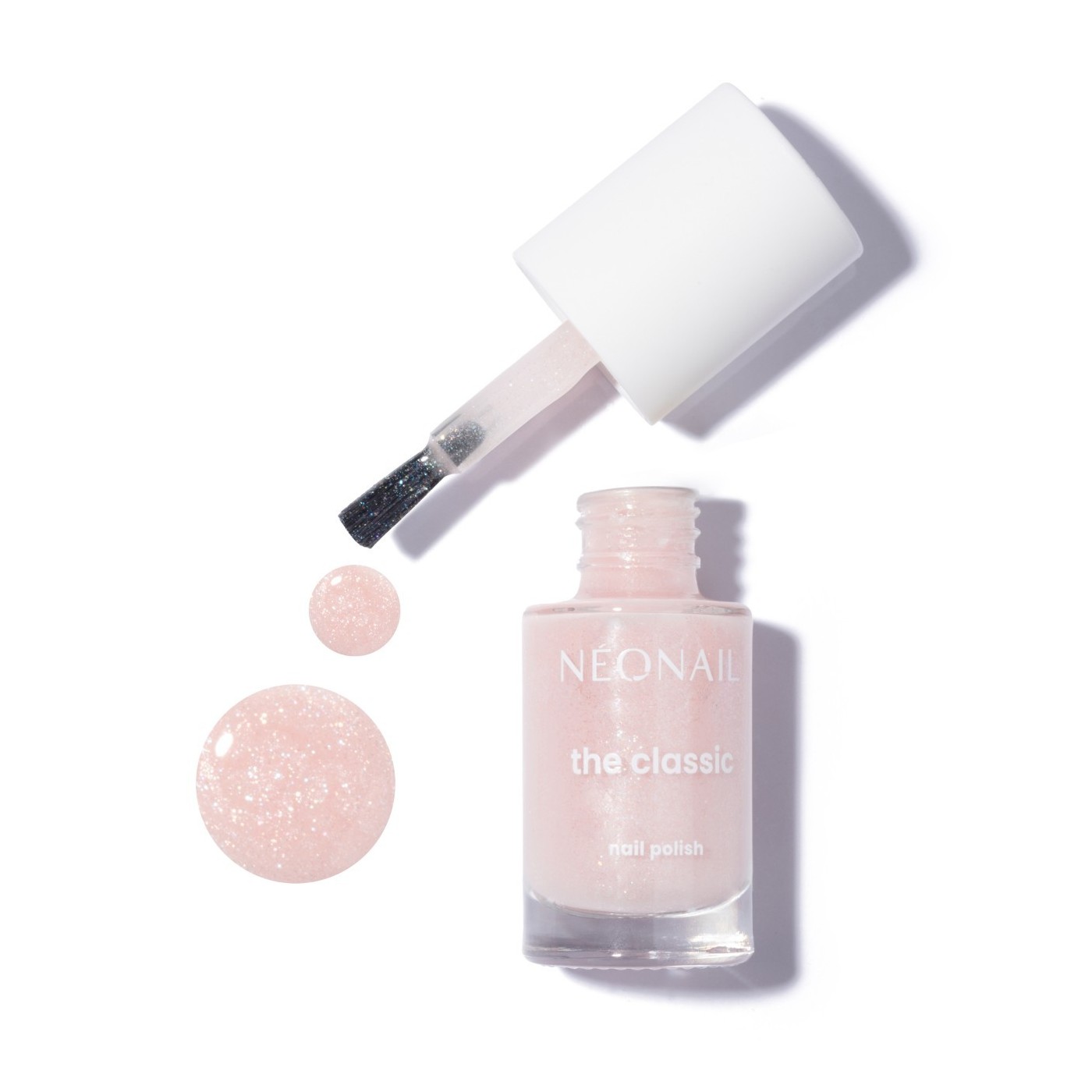 B&iacute;l&yacute; klasick&yacute; lak s třpytkami: Glittery Mist 02 &ndash; lesk a lehkost stylizace