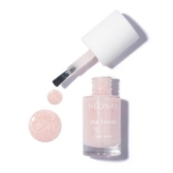 B&iacute;l&yacute; klasick&yacute; lak s třpytkami: Glittery Mist 02 &ndash; lesk a lehkost stylizace