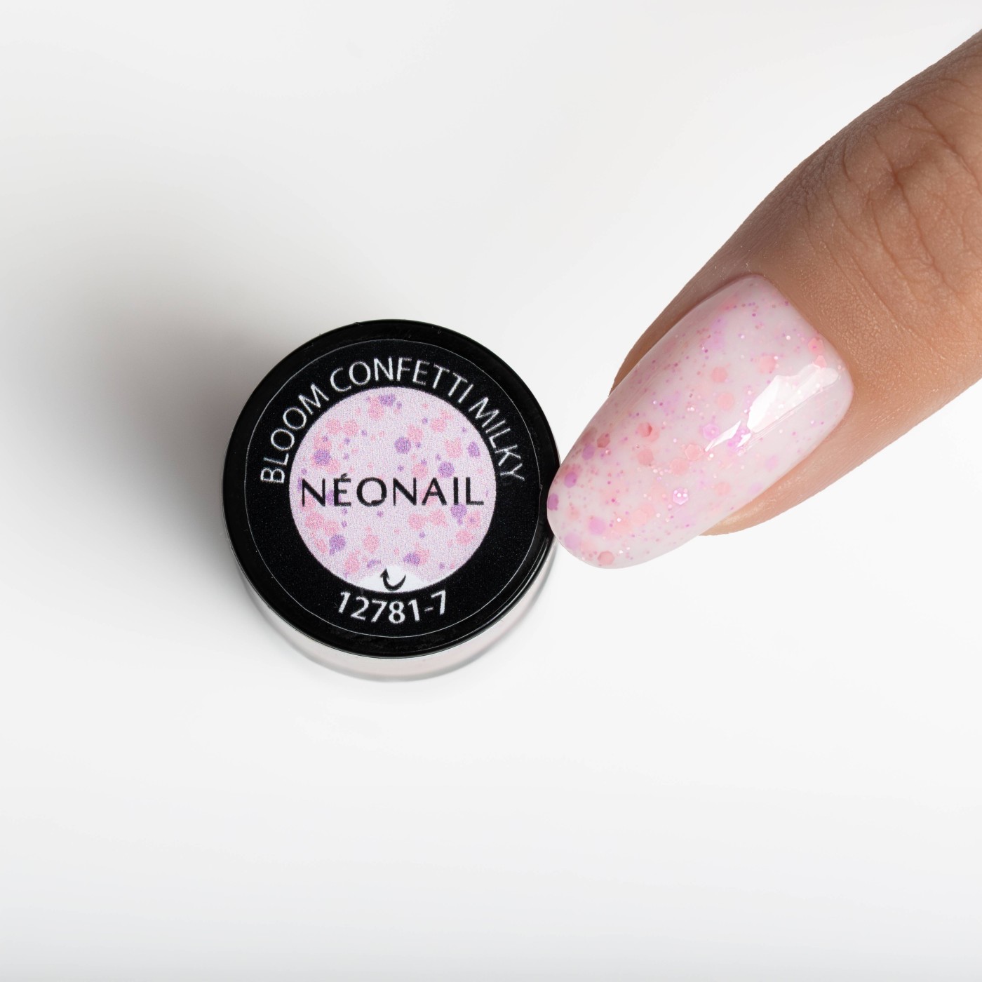 Vícebarevný UV gel lak Bloom Confetti Milky – confetti efekt na nehtech Vícebarevný UV gel lak Bloom Confetti Milky – confetti efekt na nehtech