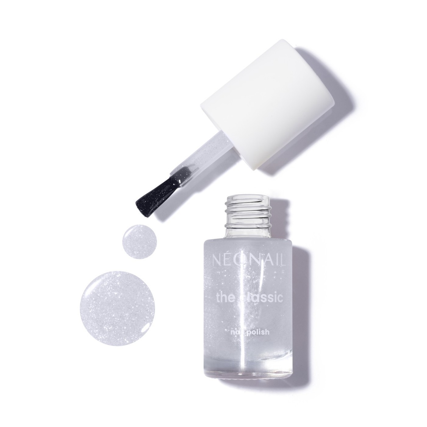 Klasický lak s rozjasňujícími stříbrnými částečkami: Luminous Glow Silver – manikúra zářící jako nikdy dřív Klasický lak s rozjasňujícími stříbrnými částečkami: Luminous Glow Silver – manikúra zářící jako nikdy dřív