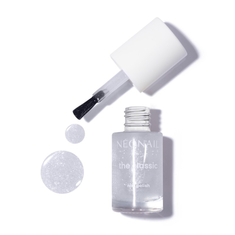 Klasický lak s rozjasňujícími stříbrnými částečkami: Luminous Glow Silver – manikúra zářící jako nikdy dřív Klasický lak s rozjasňujícími stříbrnými částečkami: Luminous Glow Silver – manikúra zářící jako nikdy dřív
