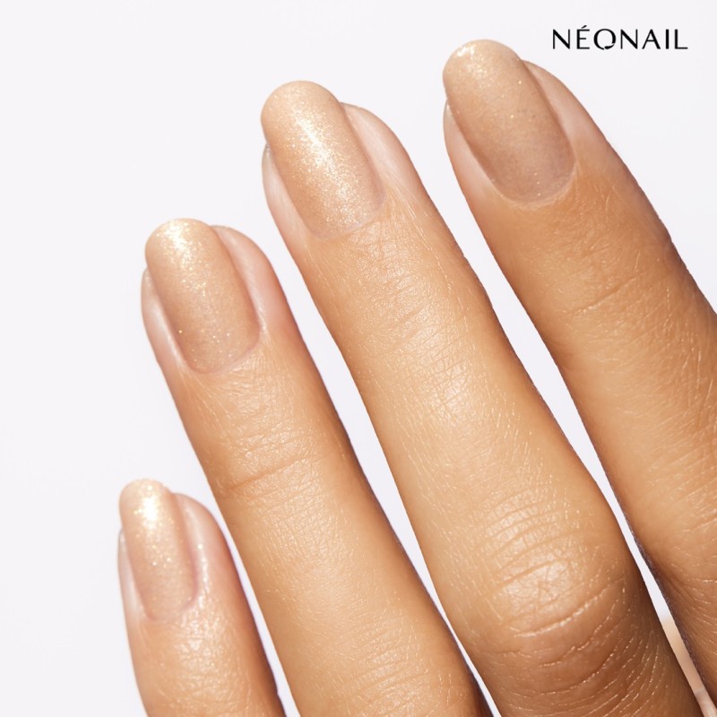 Béžový klasický lak se zlatými částečkami: Sunkissed Glow Beige – rozzářené nehty Béžový klasický lak se zlatými částečkami: Sunkissed Glow Beige – rozzářené nehty