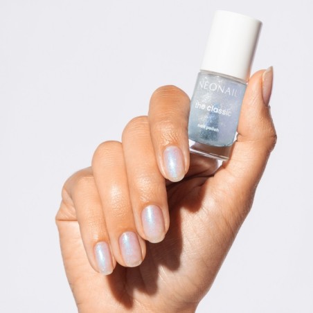 Klasický lak s rozjasňujícími modrými částečkami: Luminous Glow Blue – zářivé nehty