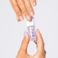 Klasick&yacute; lak s rozjasňuj&iacute;c&iacute;mi fialov&yacute;mi č&aacute;stečkami: Luminous Glow Purple &ndash; zaz&aacute;ř d&iacute;ky manik&uacute;ře