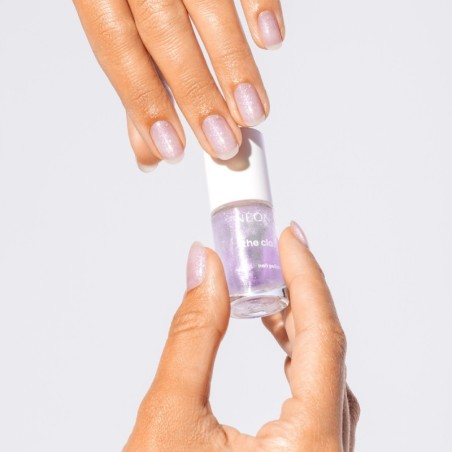 Klasický lak s rozjasňujícími fialovými částečkami: Luminous Glow Purple – zazář díky manikúře