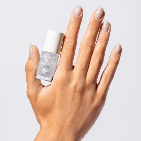Klasický lak s rozjasňujícími stříbrnými částečkami: Luminous Glow Silver – manikúra zářící jako nikdy dřív