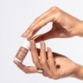 Hněd&yacute; klasick&yacute; lak se třpytiv&yacute;mi zlat&yacute;mi č&aacute;stečkami: Sunkissed Glow Bronze &ndash; nehty jako pol&iacute;ben&eacute; sluncem