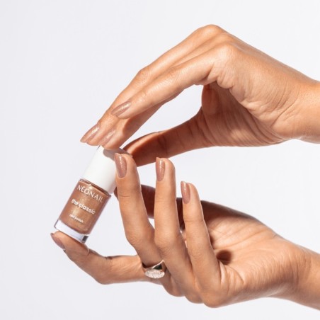 Hnědý klasický lak se třpytivými zlatými částečkami: Sunkissed Glow Bronze – nehty jako políbené sluncem