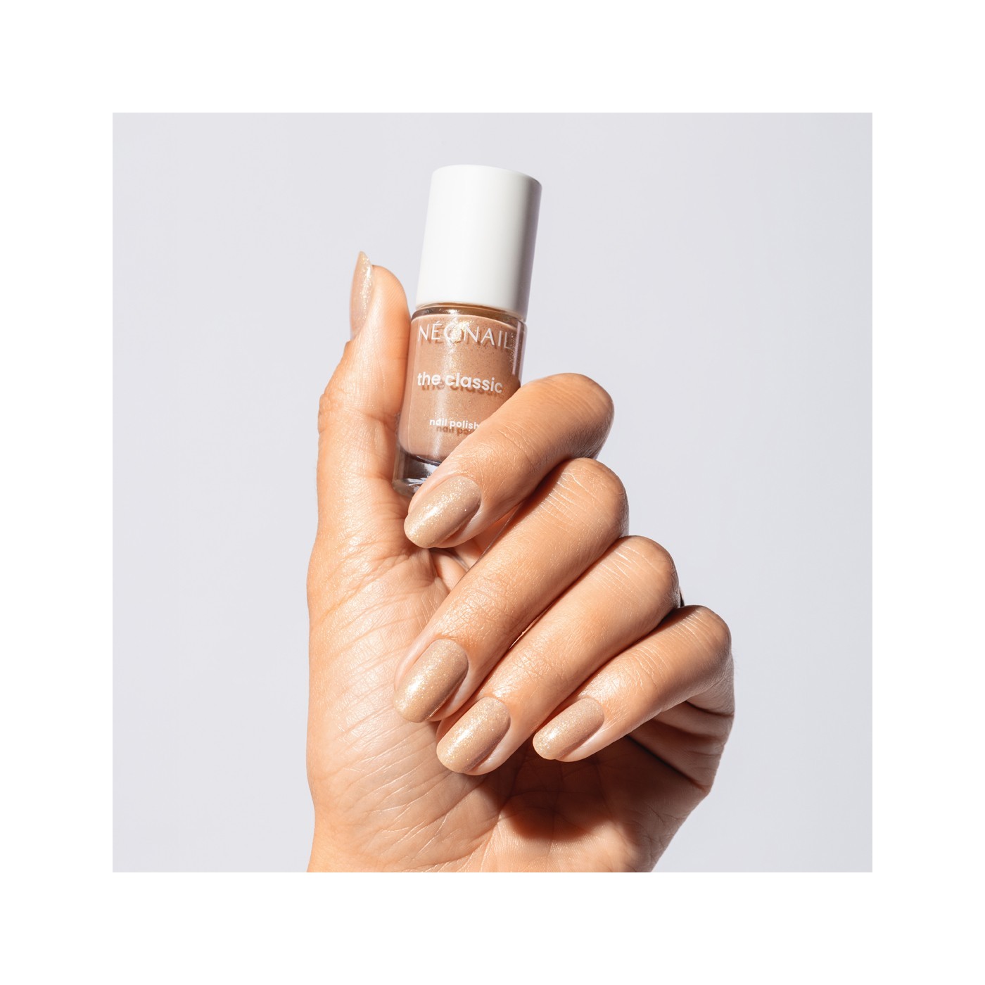 Béžový klasický lak se zlatými částečkami: Sunkissed Glow Beige – rozzářené nehty Béžový klasický lak se zlatými částečkami: Sunkissed Glow Beige – rozzářené nehty