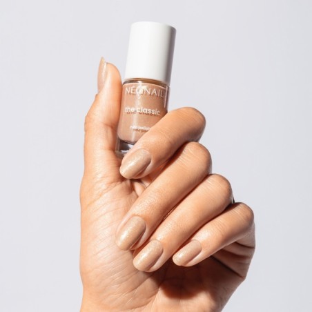Béžový klasický lak se zlatými částečkami: Sunkissed Glow Beige – rozzářené nehty