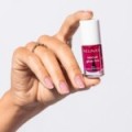 Regeneračn&iacute; k&uacute;ra na nehty Rescue Glow Tint Glazed Raspberry &ndash; pečuj&iacute;c&iacute; s&iacute;la barvy