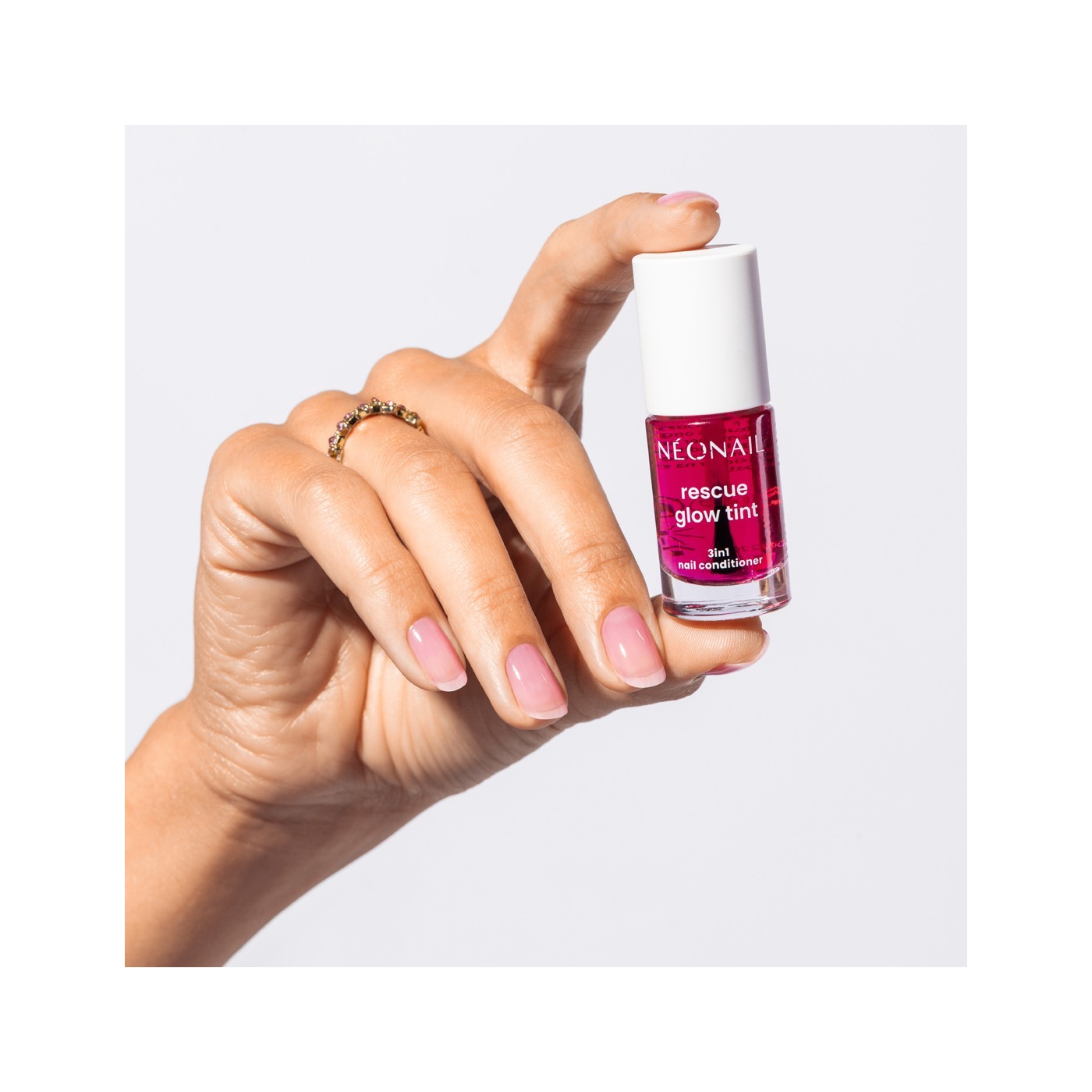 Regeneračn&iacute; k&uacute;ra na nehty Rescue Glow Tint Glazed Raspberry &ndash; pečuj&iacute;c&iacute; s&iacute;la barvy