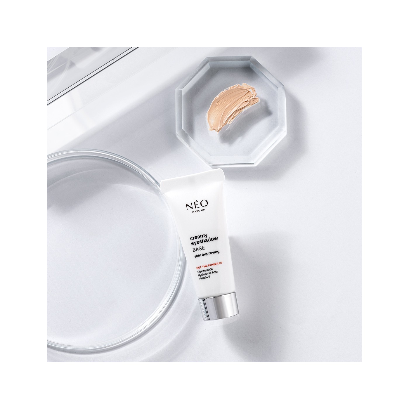 Kr&eacute;mov&aacute; b&aacute;ze pod očn&iacute; st&iacute;ny &ndash; Creamy Eyeshadow Base