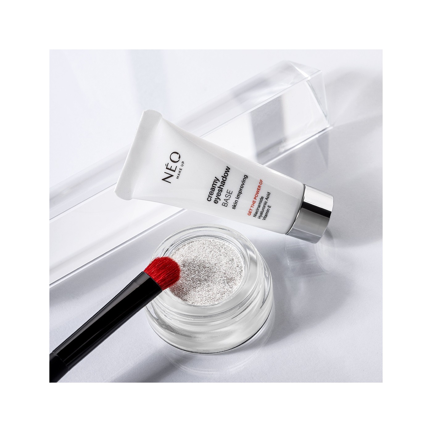 Kr&eacute;mov&aacute; b&aacute;ze pod očn&iacute; st&iacute;ny &ndash; Creamy Eyeshadow Base